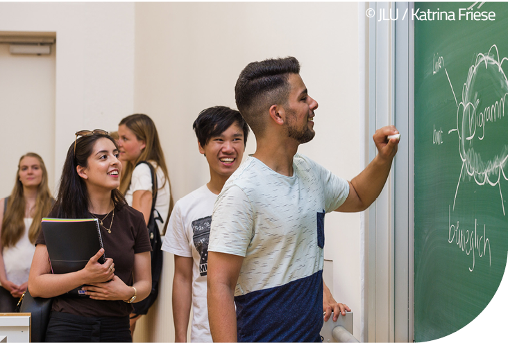 Startseite-News-3a: Neuer Studiengang - Studierende an der Tafel, Foto: Katrina Friese