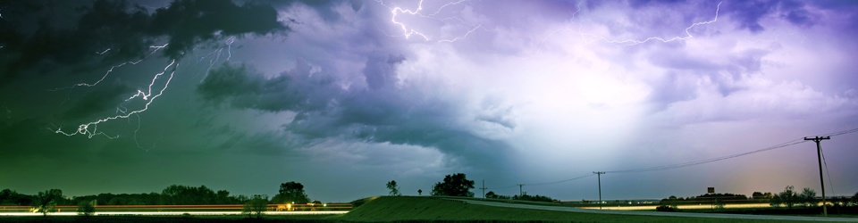 Tornado Alley Severe Storm at Night Time. Severe Lightnings Above Farmlands in Illinois, USA. Severe Weather Photography Collection.; Foto: Colourbox.de / Tomasz Zajda Virrage Images Inc