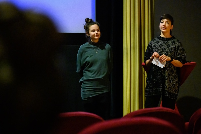 Ausstellungskuratorin Theresa Deichert (links) und Stellv. Wissenschaftliche Leitung des Panels Liza Bauer (rechts) während der Diskussion des Films © Moritz Bernoully.jpeg