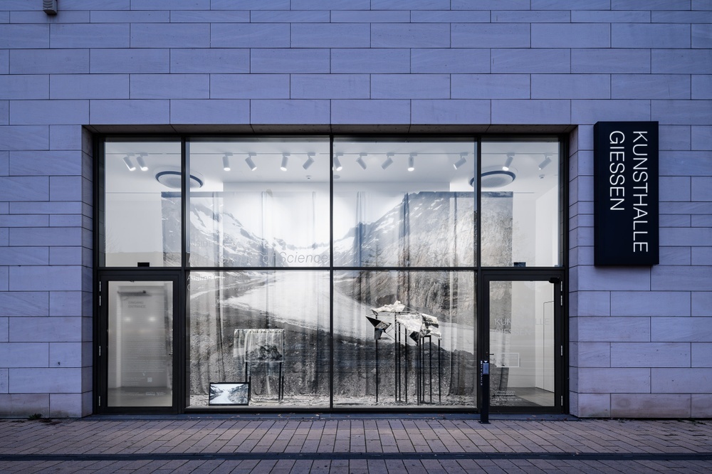 The Temple of Science - Schaufensterausstellung in der Kunsthalle Gießen © Moritz Bernoully