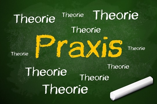 Kreidetafel mit Schriftzug Praxis und Theorie