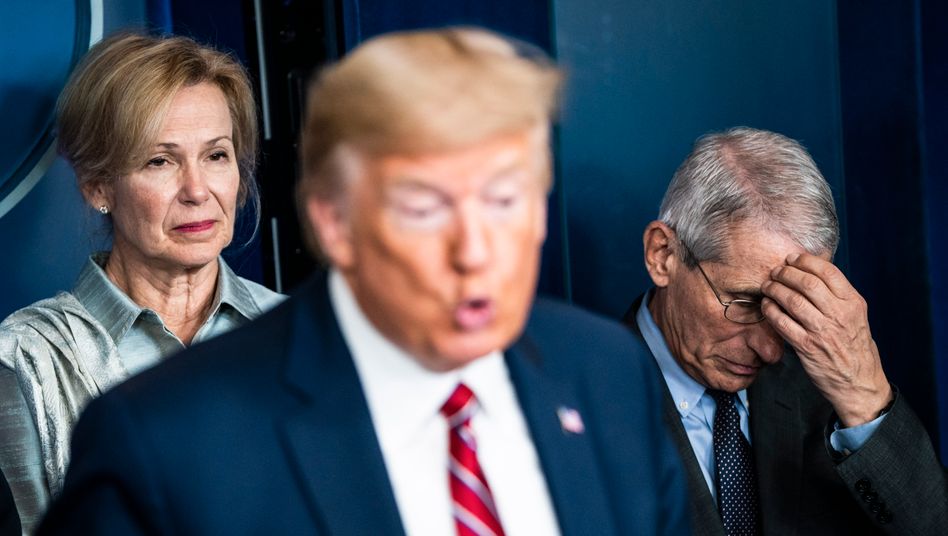 Anthony Fauci (r.) bei einer Pressekonferenz von Donald Trump im Weißen Haus, 20. März 2020 Jabin Botsford/ The Washington Post/ Getty Images