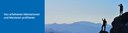 Bild: Zwei Personen auf Bergspitze, eine zeigt zum Horizont; Überschrift: Von erfahrenen Mentorinnen und Mentoren profitieren // Photo: Two people on top of a mountain, one pointing to the horizon; header: benefit from experienced mentors