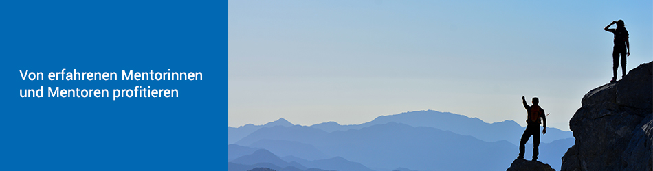 Bild: Zwei Personen auf Bergspitze, eine zeigt zum Horizont; Überschrift: Von erfahrenen Mentorinnen und Mentoren profitieren // Photo: Two people on top of a mountain, one pointing to the horizon; header: benefit from experienced mentors