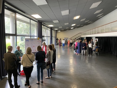 Kleingruppenarbeit an den Poster-Stationen.jpeg