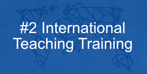 Banner mit der Aufschrift '#2 International Teaching Training' in weißer Schrift auf einem blauen Overlay. Darunter sieht man deine Weltkarte. Dieses Bild dient als Hyperlink zur Unterseite der Maßnahme #2 International Teaching Training.