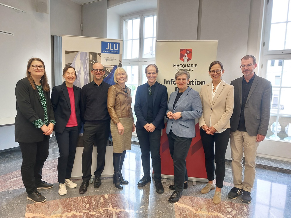 Die JLU-Präsidentin steht mit der Delegation der Macquarie University Australien zusammen.