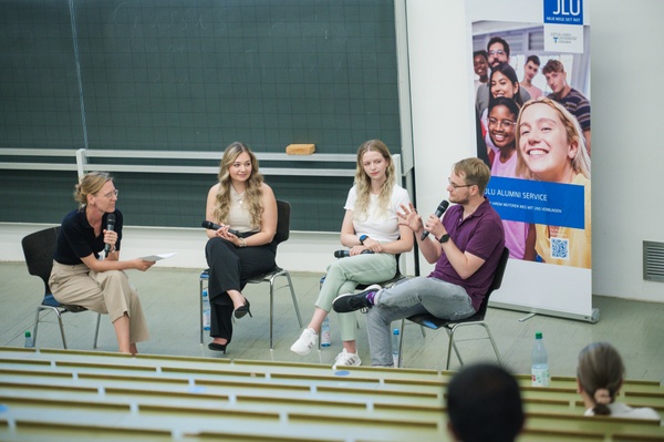 Podiumsgespräch mit drei Alumni der JLU beim Open Campus Day 2024