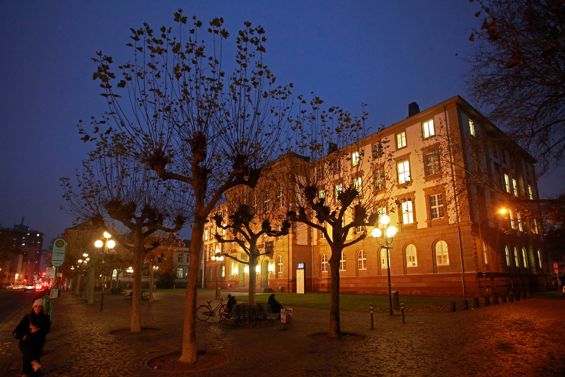 Hauptgebäude abends