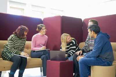 Austausch in kleinen Gruppen über die großen Zukunftsthemen: Die ersten Studierenden im neuen Studiengang Liberal Arts & Sciences (LAS) der JLU Gießen schließen nun ihr Orientierungsjahr ab. Foto: JLU / Till Schürmann