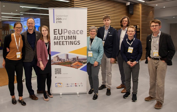 Ein Teil der JLU-Delegation bei der EUPeace-Herbsttagung in Madrid (v.l.): Julia Volz, Leiterin des Akademischen Auslandsamts, EUPeace Steering Committee; Prof. Dr. Michael Knipper, Professur für Global Health, Migration und Kulturwissenschaften in der Medizin, EUPeace Steering Committee; Eva Zimmermann, Koordination EUPeace@JLU, EUPeace Steering Committee; Prof. Dr. Katharina Lorenz, JLU-Präsidentin, EUPeace Governing Board; Leon Hebeisen, JLU-Student, EUPeace-Senat; Prof. Dr. Alexander Goesmann, JLU-Vizepräsident, EUPeace Education Board; Henning Tauche, JLU-Doktorand, EUPeace-Senat; Dr. Robert Craig, Projektkoordinator Curriculumentwicklung EUPeace, EUPeace Education Board. Foto: Álvaro García López