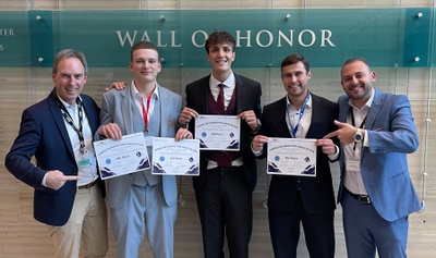 Das Team der JLU bei den Vertriebswettbewerben an der University of Wisconsin-Whitewater (v.l.): Prof. Dr. Alexander Haas, Lauritz Leichner, Veljko Petric, Jonas Schmidt und Coach Anwar Semaan. Foto: Carl Dahmen