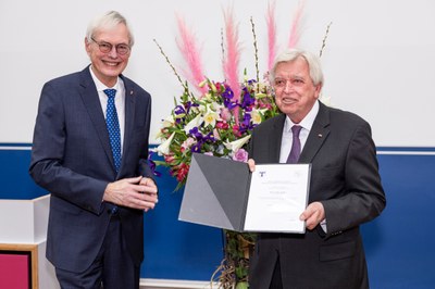 Verleihung einer Ehrenpromotion (Dr. med. h.c.) des Fachbereichs Medizin der JLU an Volker Bouffier, Ministerpräsident a.D. (r.), durch den Dekan Prof. Dr. Wolfgang Weidner.
