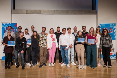 Gruppenfoto zur Erinnerung: Alle Teams, Jurymitglieder, Moderatorin und Beteiligte beim Finale des Ideenwettbewerbs Idea Slam auf der Bühne der Uni-Aula. - Foto: Katrina Friese