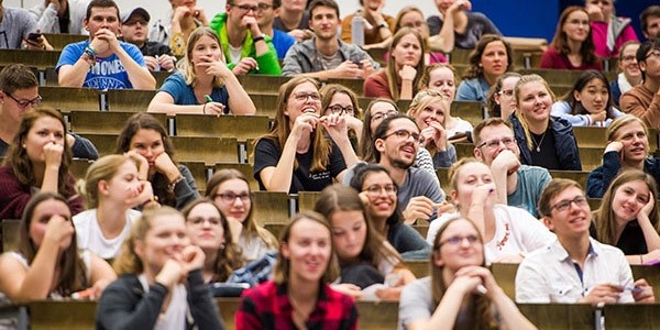 Das Bild zeigt Studierende in einem Hörsaal