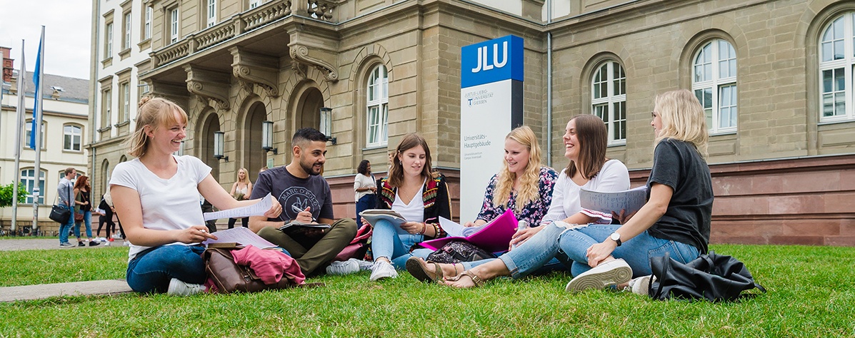 Studying at JLU: In front of the main building. Image Katarina Friese