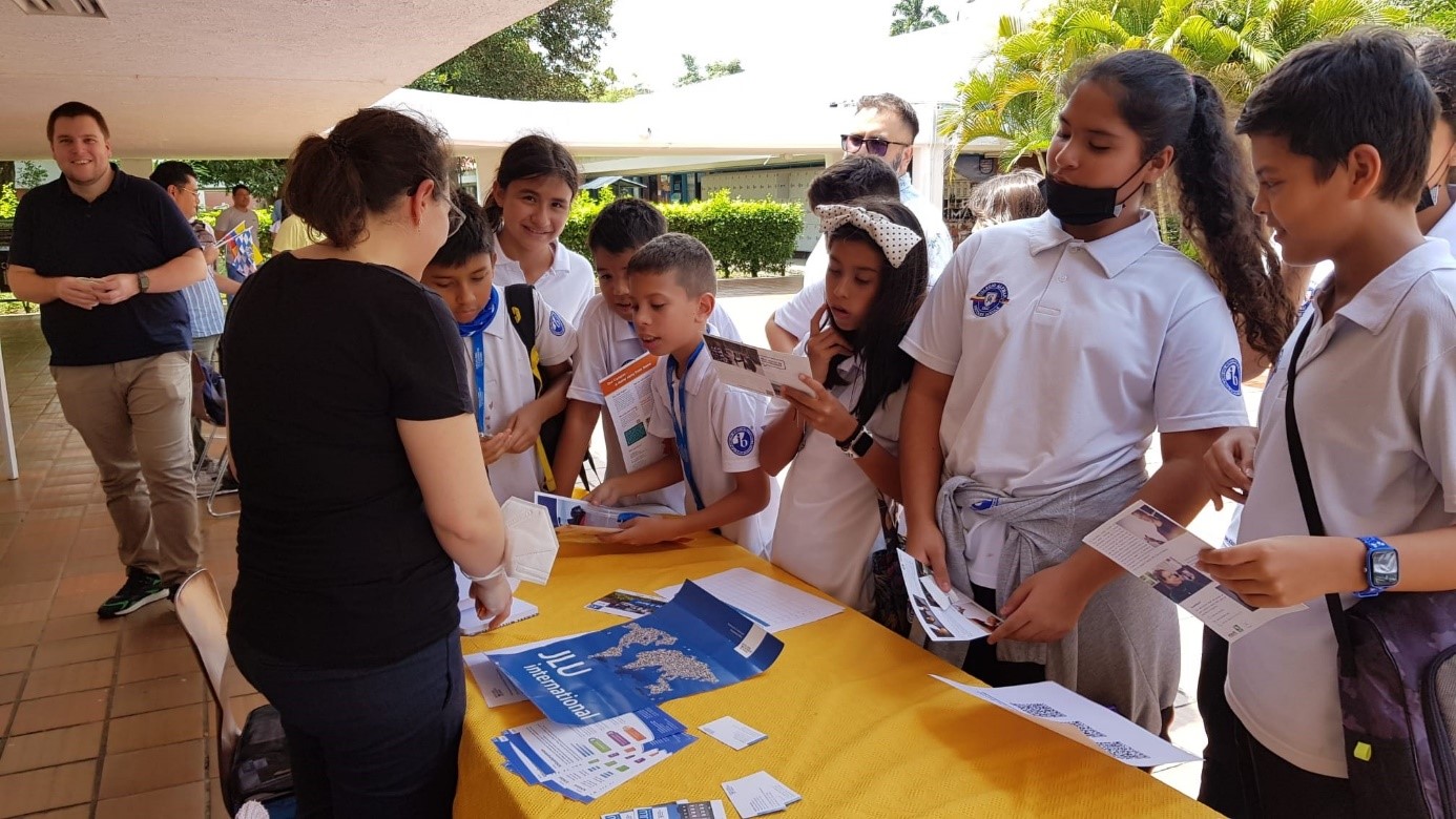 Infotisch der JLU bei der Hochschulmesse der Deutschen Schule in Cali (Kolumbien)