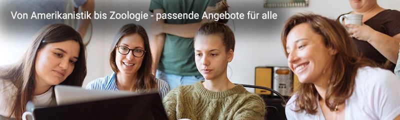 Slider: Bild das eine Gruppe von Menschen zeigt die gemeinsam auf einen Laptop schauen mit der Aufschrift: Von Amerikanistik bis Zoologie – passende Angebote für alle